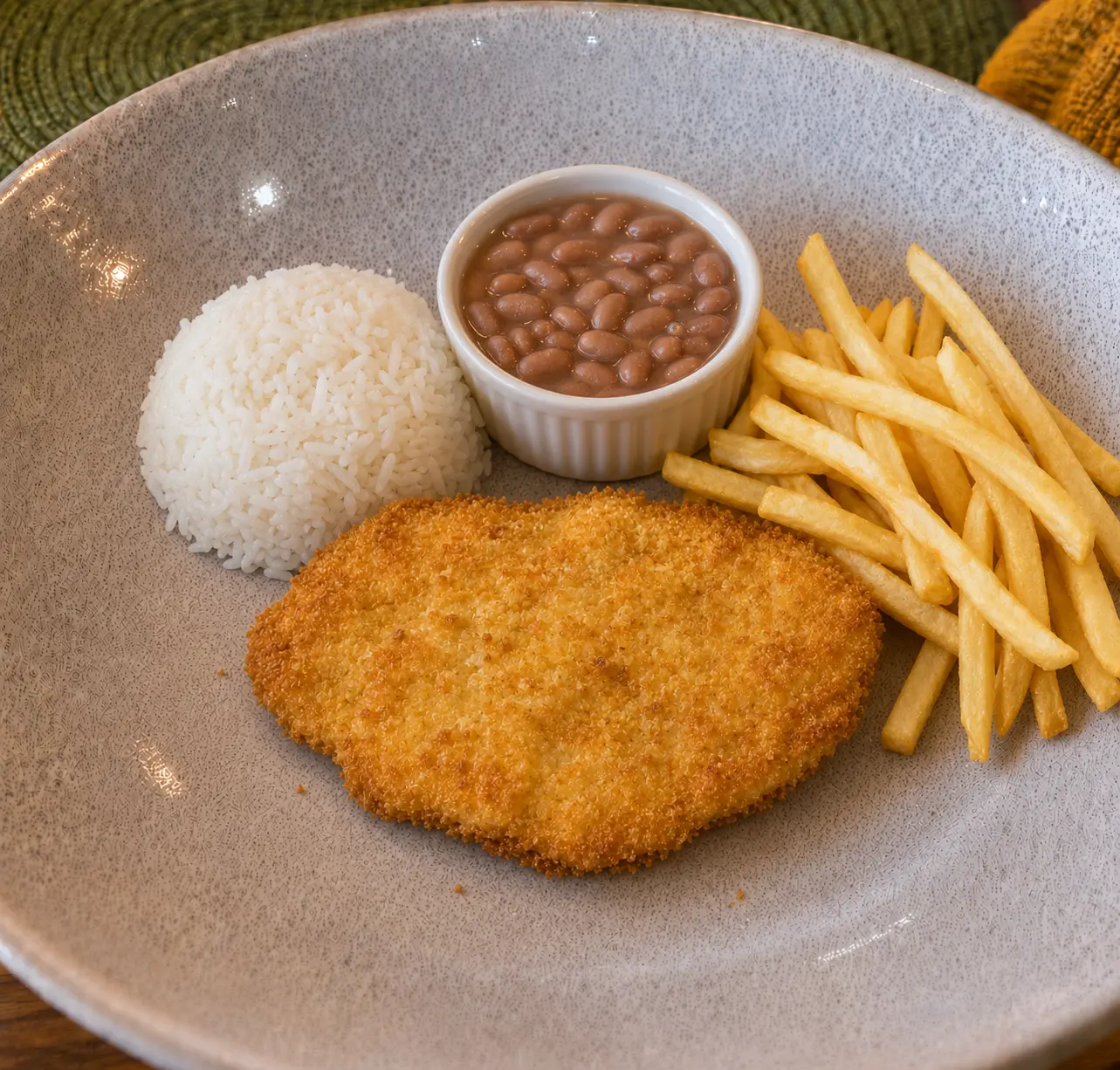 Filé à milanesa com arroz, feijão e batatas fritas
